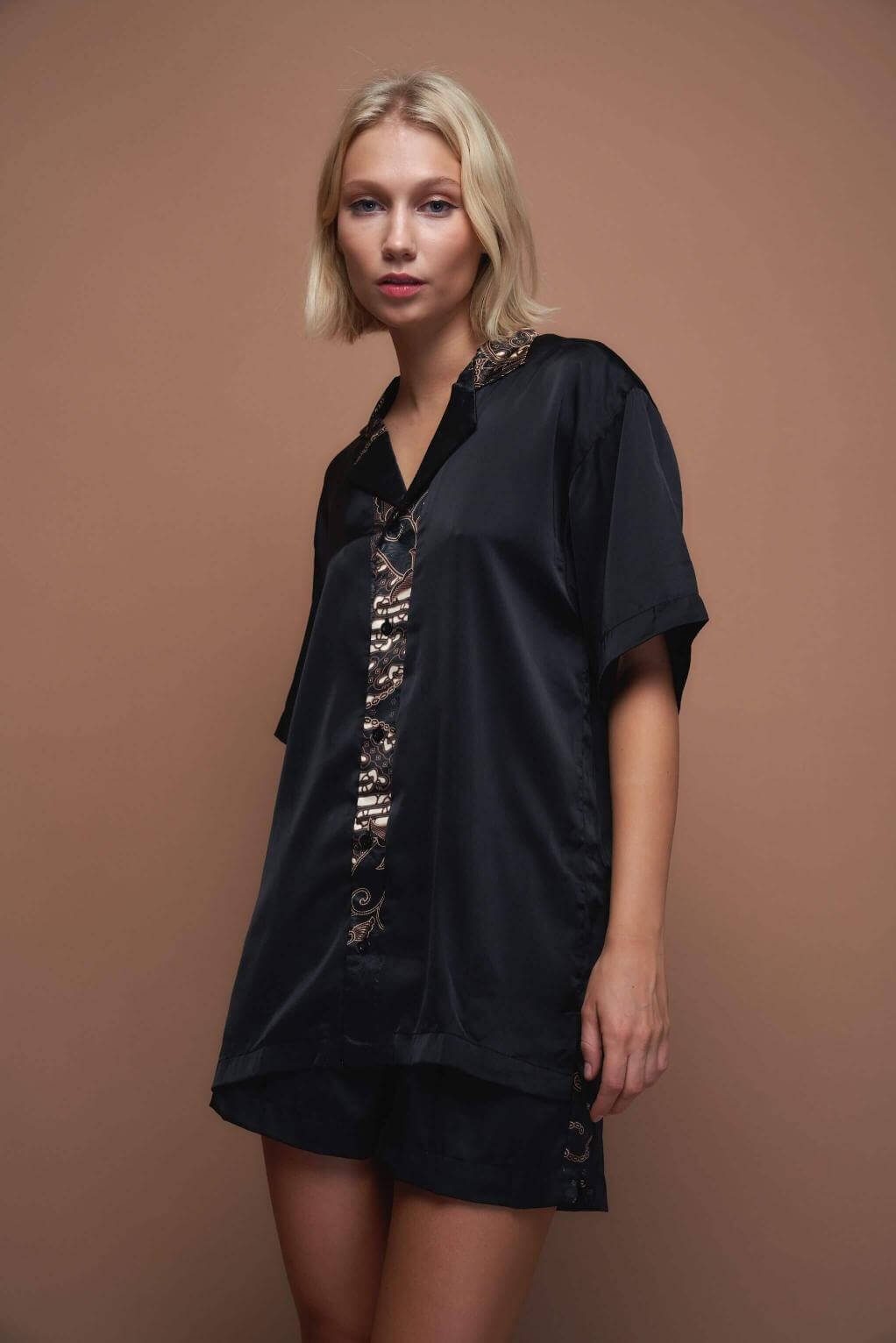 Wils Shirt, Short-Sleeved Shirt, Satin Black, handcrafted, simple, elegance, grace, comfort, sensuality, satin, silk, luxury, unisex, bali, batik, timeless, sophistication, fashion, different colors, new