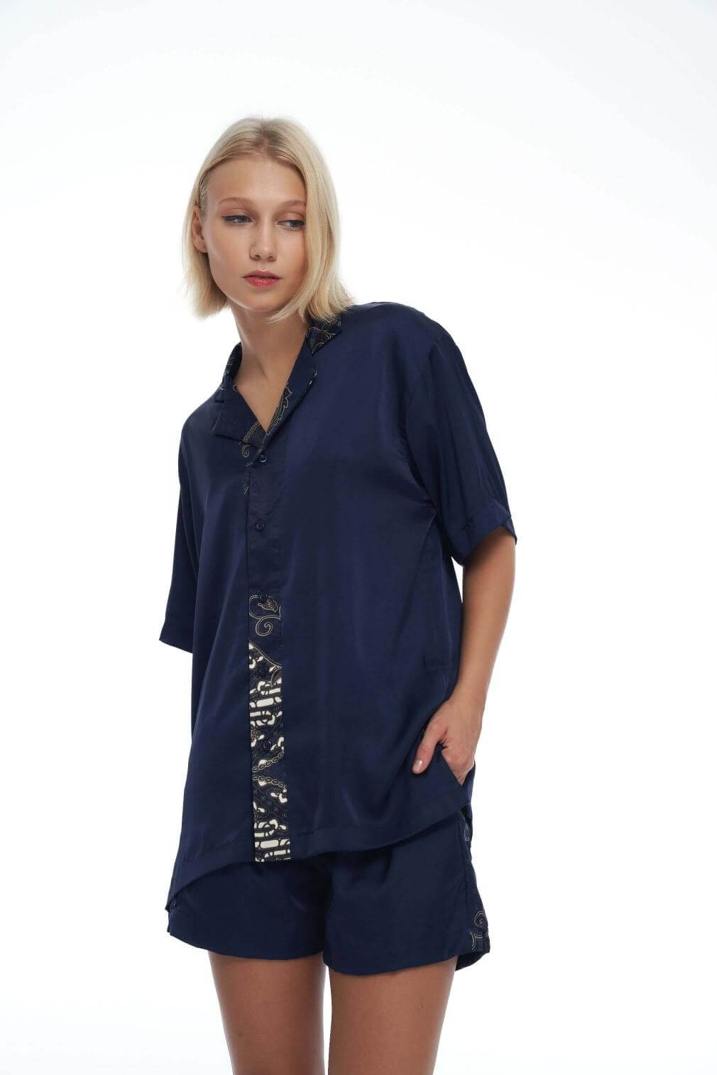 Wils Shirt, Short-Sleeved Shirt, Satin Blue, handcrafted, simple, elegance, grace, comfort, sensuality, satin, silk, luxury, unisex, bali, batik, timeless, sophistication, fashion, different colors, new