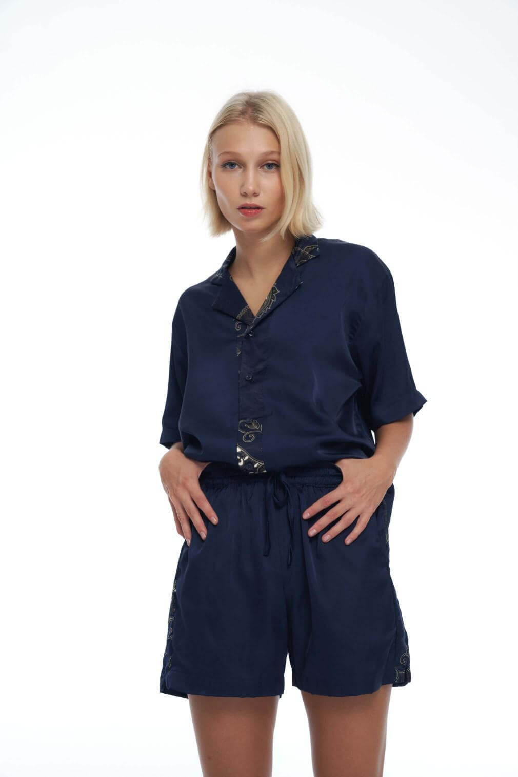 Wils Shirt, Short-Sleeved Shirt, Satin Blue, handcrafted, simple, elegance, grace, comfort, sensuality, satin, silk, luxury, unisex, bali, batik, timeless, sophistication, fashion, different colors, new