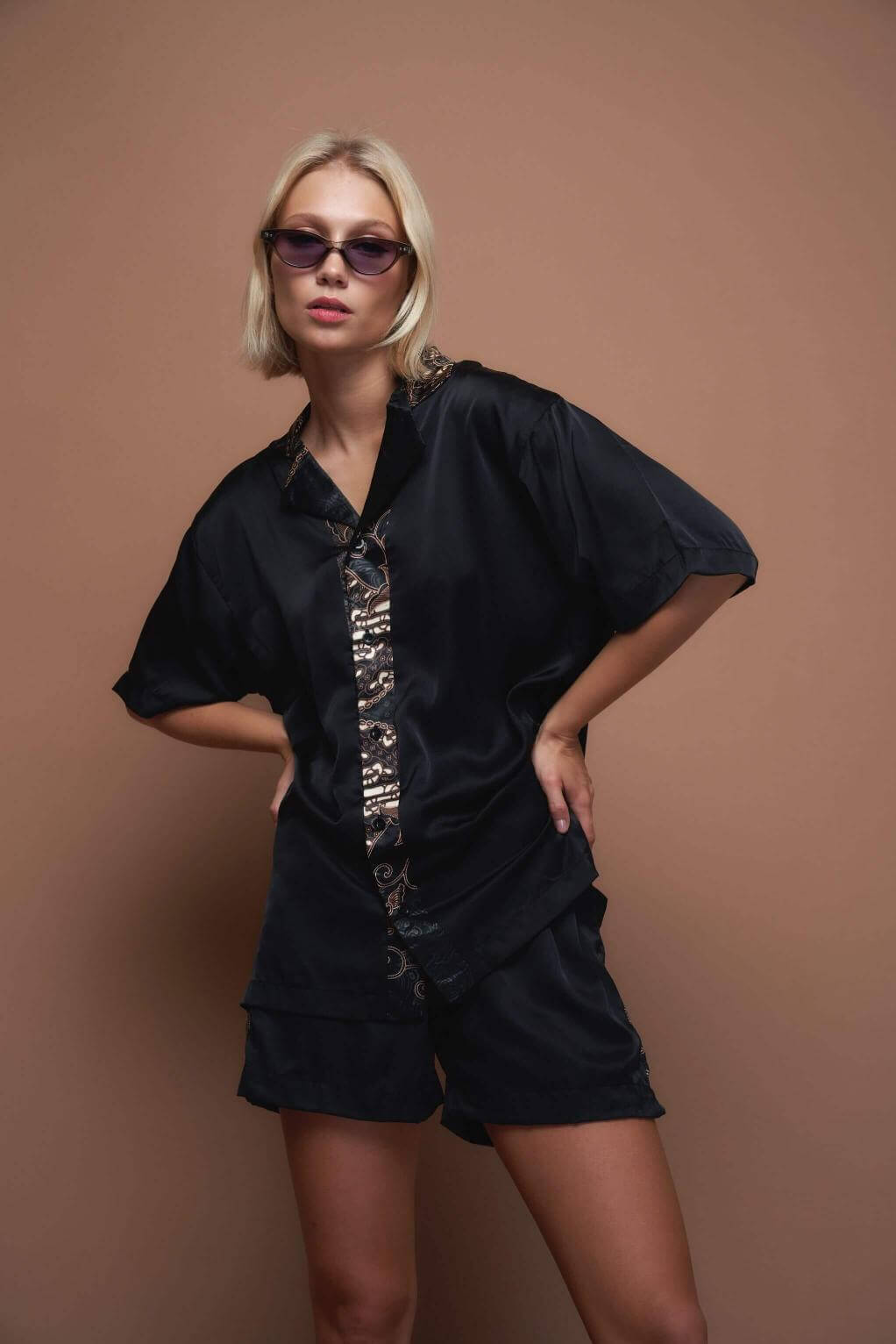 Wils Shirt, Short-Sleeved Shirt, Satin Black, handcrafted, simple, elegance, grace, comfort, sensuality, satin, silk, luxury, unisex, bali, batik, timeless, sophistication, fashion, different colors, new